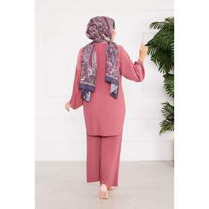 Hijab 2 pièces plissé et confortable à motif de roses, style modeste et modeste - Product Image 3