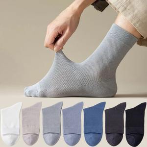 Chaussettes habillées blanches respirantes d'été pour hommes, antibactériennes, anti-odeur, en pur coton, fines et longues, style d'affaires. - Product Image 6