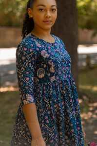 ชุดเดรสลูลานาผ้าฝ้ายแท้พิมพ์ลายด้วยมือ สไตล์โบฮีเมียน สีกรมท่า-ชมพู สำหรับฤดูร้อน ชุดลำลองสำหรับวันหยุด - Product Image 5