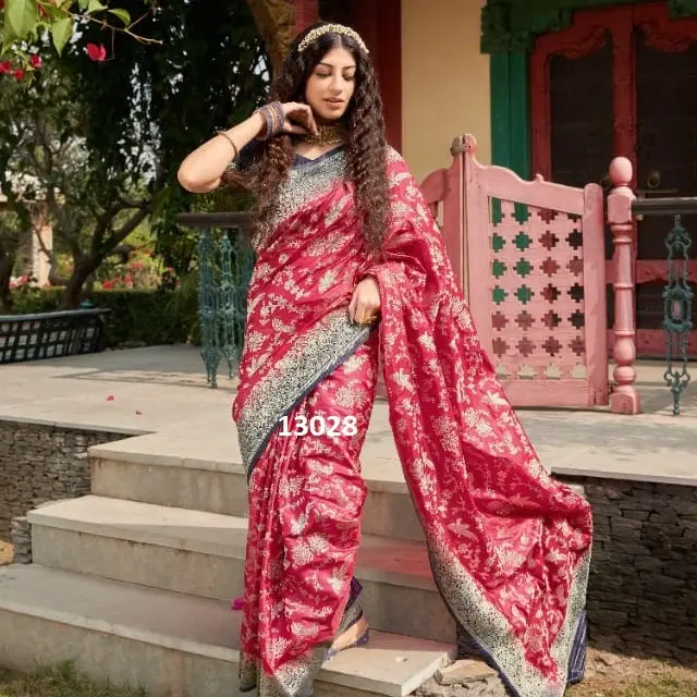 Georgette Stoff Saree mit Stickerei Arbeit Grenze und Arbeit Bluse überall auf Druck auf Saree Schöne Farbe Casual Wear