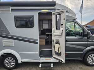 Minivan Usada 2022, Volante a la Izquierda, Motor de Aspiración Natural, Asientos de Cuero, Interior Oscuro, Control de Crucero Adaptativo, Techo Panorámico - Product Image 4