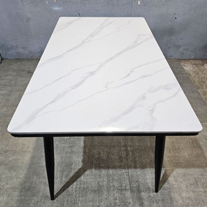 Mesa de Comedor Doris de 140x80cm con Tapa de Vidrio y Patas de Hierro Cónicas, Estable y Extensible BA68056 - Product Image 6