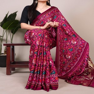 Sari de Seda Gaji Pura de Diseño VASTRA COTTAGE con Estampado Patola, Borlas Lagadi Patta y Blusa de Seda Gaji Estampada Sin Coser a Juego - Product Image 1
