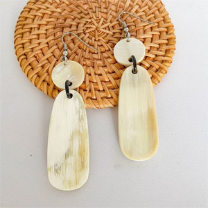 Boucles d'oreilles religieuses classiques en corne tombante, blanc naturel avec perles et diamants, bijoux élégants pour les fêtes artisanales de luxe - Product Image 1
