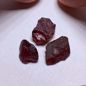 Piedra Suelta de Granate Rojo Natural Ojo de Gato, Forma de Corazón de 8mm, Gema Pulida de Primera Calidad - Product Image 2