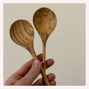 Cuillère en bois d'olivier de style vintage, naturelle et durable, ustensile de cuisine artisanal, idéal pour remuer, mélanger et servir les aliments, en promotion - Product Image 1