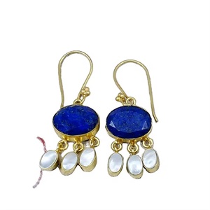 Boucles d'oreilles pendantes en lapis-lazuli et nacre faites à la main avec réglage en laiton plaqué or bijoux artisanaux en pierres précieuses pour femmes - Product Image 1