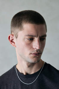 เสื้อยืดผ้าฝ้ายระบายอากาศสำหรับผู้ชายคอกลมแขนสั้นสีดำเรียบพิมพ์ลายโลโก้ออกแบบได้ตามต้องการสำหรับฤดูร้อน - Product Image 5