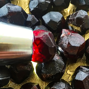 Cristallo di Granato Rosso Naturale Non Lucidato con Crepe e Detriti Unici per Regalo - Product Image 4