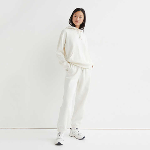 Venta al por mayor de fábrica: Conjuntos deportivos transpirables de secado rápido para mujer, estilo urbano, 100% algodón, con capucha, patrón liso, peso pesado. - Product Image 3