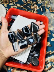 Lote de Gemas Sueltas de Ágata Negra con Banda, Forma Libre, Natural, para Hacer Collares, Forma Mixta - Product Image 1