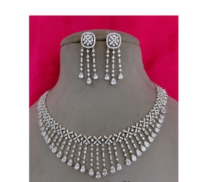 Ensemble de bijoux de luxe finition argent avec collier en laiton zircon blanc royal pour cadeau de fête de mariage - Product Image 1
