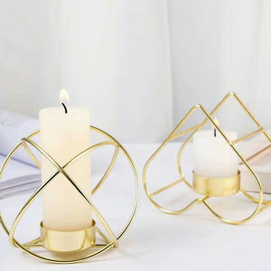 Candelabro Industrial de Hierro para Decoración del Hogar Estilo Loft con Estética de Metal en Bruto y Resistencia - Product Image 1