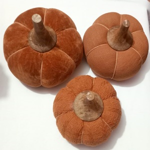 Fait sur mesure touche élégante à votre décor d'automne avec nos charmantes citrouilles couvertes de tissu de couleur grise. Idle pour la décoration intérieure - Product Image 2