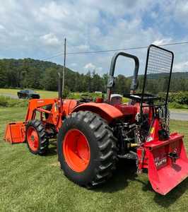 Tractor usado Kubota M6060 asequible con accesorio a la venta - Product Image 3