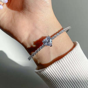 Pulsera de tenis de moda Hallmark de plata con forma de corazón, color blanco - Product Image 1