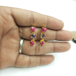 Boucles d'oreilles pendantes en pierres précieuses rondes teintées rubis et améthyste, vente en gros - Product Image 2