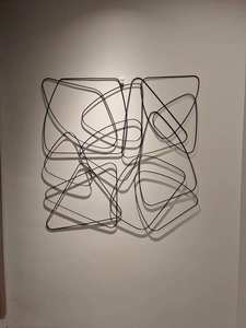 Colgante de pared con cable abstracto contemporáneo Artesanía de metal dorado moderno Diseño redondo elegante de WB INC India - Product Image 4