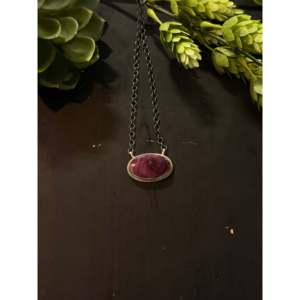 Collar de Plata de Ley y Ostra Espinosa Morada de Antionette Martinez, una Pieza de Moda Imprescindible - Product Image 1