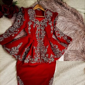 Chaqueta Roja argelina tradicional 2025 con elegantes cuentas de cristal adornadas de Karakou perlas Dabka para Bodas de fiesta - Product Image 1