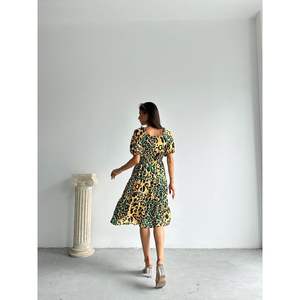 Robe décontractée à motif léopard émeraude Topshow, options de vente en gros - Product Image 1