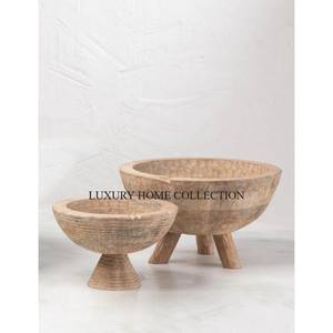 Saladier élégant en bois avec une finition lisse qui met en valeur votre table à manger avec un attrait organique naturel - Product Image 1