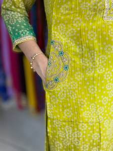 Kurta/Kurti de Seda de Tres Piezas con Bordado Zari de Primera Calidad, Estilo Cuello en V, Color Brillante, Precio al por Mayor, Especial para Damas - Product Image 3