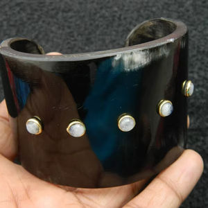 Bracelet large en corne de buffle noire écologique fait à la main avec des clous en laiton Bijoux de déclaration pour femmes - Product Image 1