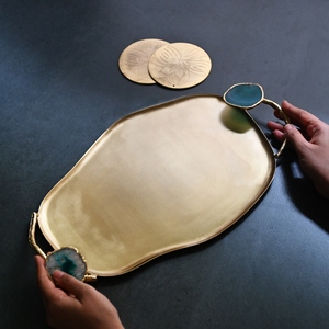 Plateau de service en laiton doré irrégulier de luxe avec pierre d'agate bleue naturelle dans la poignée, plat en métal décoratif pour mariage, décoration de la maison - Product Image 2