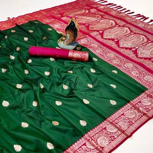 ผ้าซิ่นไหมบาแนรัสแบบนุ่ม VASTRA COTTAGE พร้อมผ้าปาลูสีตัดกันที่หรูหราด้วยลายปักดิ้นทอง  ขอบผ้าทอลายดิ้นทองแบบตัดกัน  พร้อมพู่ห้อย  และเสื้อไหม - Product Image 6