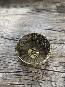 Posavasos para botellas de vino de metal pesado que ofrece un agarre firme y estable bajo las botellas, reduciendo deslizamientos, derrames y accidentes en interiores y exteriores. - Product Image 2