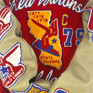 Chaqueta Universitaria Corta de Cuero Genuino con Mangas de Cuero, Parches de Chenilla y Bordado Personalizado OEM para Hombre - Product Image 6