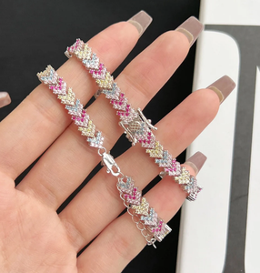 Pulsera de Fiesta Redonda y Brillante con Moissanita, Diamante y Zafiro, Diseño Floral en Oro Blanco - Product Image 2