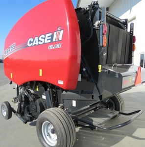 Case IH RB455 Presse à balles rondes Taille de balle de 4x5 pieds et configurable pour le foin, l'ensilage, le distributeur à rotor Bobine à 5 barres Tarières en ligne - Product Image 1