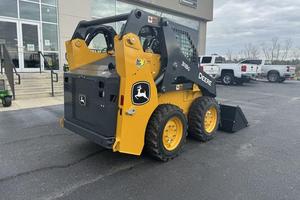 Chargeuse compacte sur pneus John Deere 318G 2026 avec moteur diesel Kubota, haute efficacité, chargeuse frontale, boîte de vitesses et pompe - Product Image 2