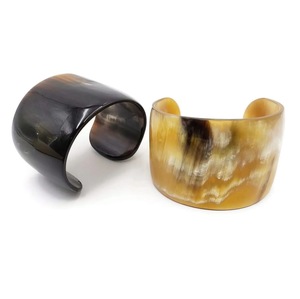 Bracelets en corne d'accessoires de bijoux faits à la main pour femmes de conception unique pour une occasion spéciale - Product Image 5