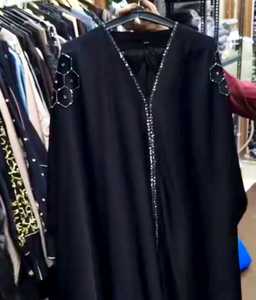 เสื้อผ้ามุสลิมแบบดั้งเดิมของผู้หญิงหรูหราเรียบง่ายอาบายาสไตล์ดูไบ - Product Image 1