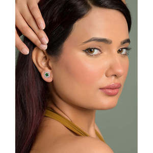 Boucles d'oreilles clous tendance en argent verdé, motif floral géométrique, plaqué rhodium, diamant, perle, classiques, religieuses, serties clos, pour fêtes et cadeaux - Product Image 3