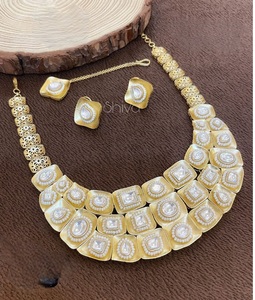 Ensemble de mariée Kundan plaqué or de luxe pour femmes comprenant des boucles d'oreilles de collier d'émeraude de perle pour les mariages fiançailles faites - Product Image 2