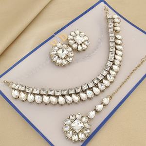 Hermoso Collar de Diseñador Kundan Original de Primera Calidad con Hermosos Aretes y Maang Tikka, Perfecto para Usar en Fiestas - Product Image 4