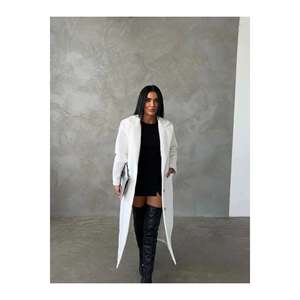 Abrigo Largo de Mujer con Plumas Estilo Tailandés y Tacón de Bota de Punta Fina - Product Image 4