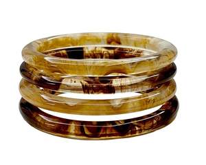 Bracelets empilables en résine artisanale colorée Fuschianet, brun clair ombré, brun foncé, fabriqués en Inde, bracelets faits à la main - Product Image 1