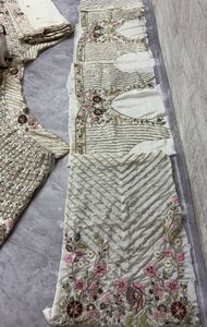 Vente en gros de Lehenga Choli de mariage traditionnel de créateur personnalisé, brodé, ethnique indien, Ghagra, Crop Top, prêt-à-porter pour les fêtes - Product Image 4