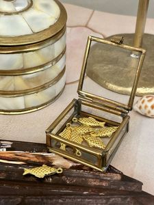 Boîte à bijoux en verre métallique élégante et artistique avec un design luxueux, parfaite pour exposer et stocker des collections de bijoux haut de gamme - Product Image 2