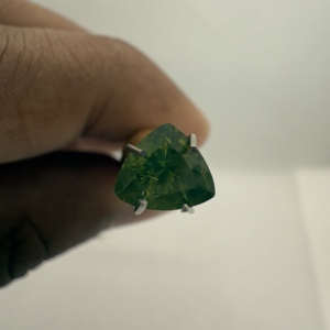 Circón verde natural de Sri Lanka facetado en triángulo y piedra preciosa cortada trillón para la fabricación de joyas - Product Image 5