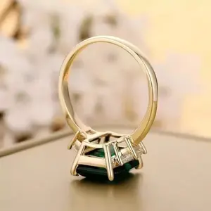 แหวนแต่งงานเพชรโมอิสซาไนต์ทรงเหลี่ยมเงินแท้ 925 ชุบทอง สำหรับผู้หญิง สวยงาม โดดเด่น เหมาะเป็นของขวัญในโอกาสวันครบรอบหรืองานเลี้ยง - Product Image 2