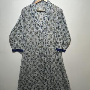 เดรสยาวพิมพ์ลายดอกไม้หลากสีผ้าฝ้ายพรีเมียมสำหรับผู้หญิง คอวี แขนสามส่วน สไตล์ชาติพันธุ์ ดีไซน์เนอร์คุรตี - Product Image 1