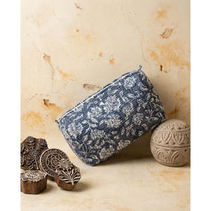 Ensemble de pochettes matelassées en coton imprimé au bloc, style floral vintage indigo et ivoire avec fermeture éclair - Product Image 3