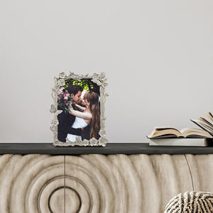 Cadre photo rectangulaire haut de gamme en alliage de zinc argenté, motif papillon et floral ajouré, 4"x6" pour la décoration intérieure ou les cadeaux - Product Image 5