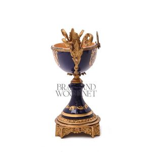 Porcelana azul antigua y centro de mesa de latón con jarrones florales ornamentados hechos a mano decoración de lujo vintage - Product Image 4